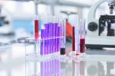 Genetik laboratuarındaki mikrobiyolojik pipette. Bilim işçiliği