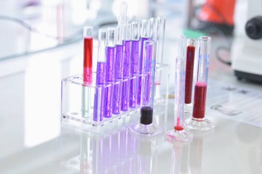 Genetik laboratuarındaki mikrobiyolojik pipette. Bilim işçiliği