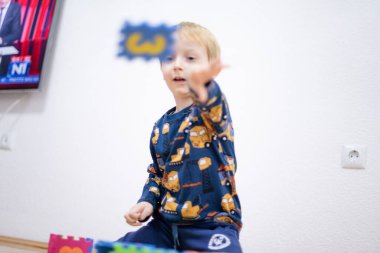 Anaokulu çocuğu renkli oyuncak bloklarıyla oynuyor. Oynayan çocuk 