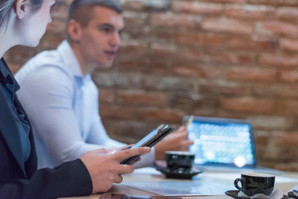 Empresarios multirraciales que trabajan relacionados con la tecnología — Foto de Stock