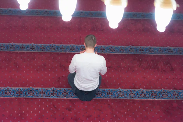 美しい中で祈る若い宗教的なヨーロッパのイスラム教徒の男 — ストック写真