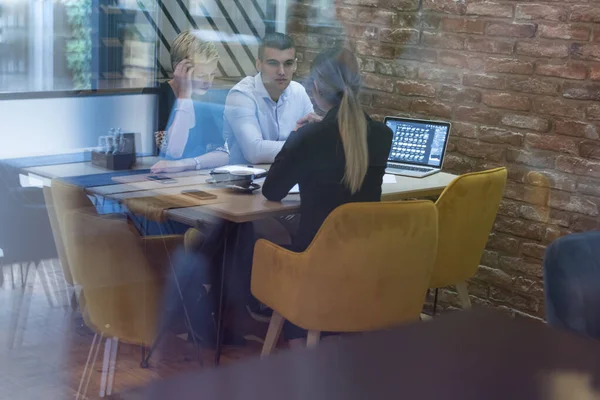 Grupo de jóvenes empresarios que se atreven y debaten — Foto de Stock