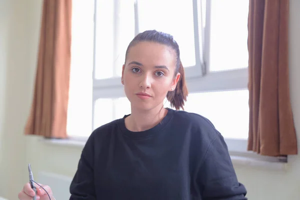 Jonge mooie vrouwelijke student in technische beroepsopleiding, — Stockfoto