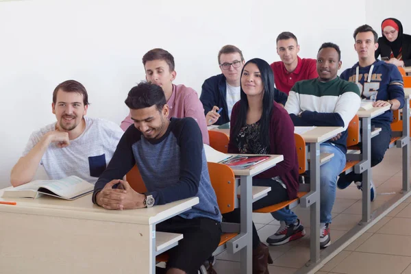 Університетські студенти слухають, а професорка чоловічої статі пояснює lesso — стокове фото