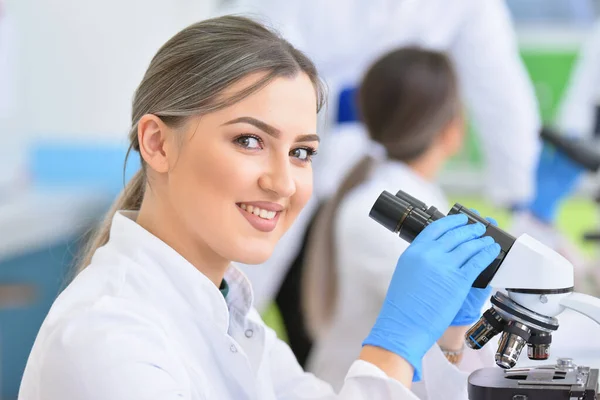 Gruppo di giovani scienziati di laboratorio che lavorano in laboratorio con test tu — Foto Stock