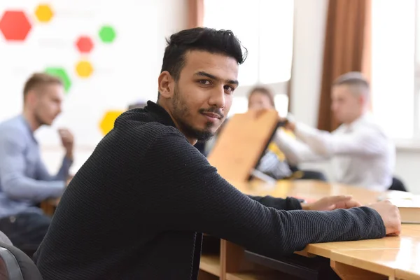 Estudiante Masculino Sonriente Sentado Aula Mirando Cámara Aula Universitaria Interior — Foto de Stock