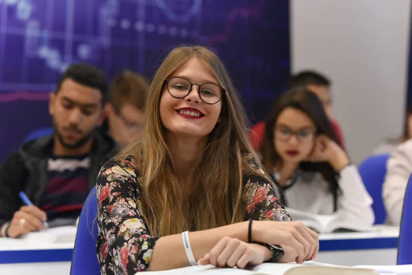 Vida de los estudiantes en el campus.Portrait de estudiante universitaria s — Foto de Stock