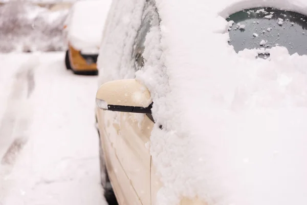 In the street side parked cars covered with snow. Car under snow — Stock Photo, Image