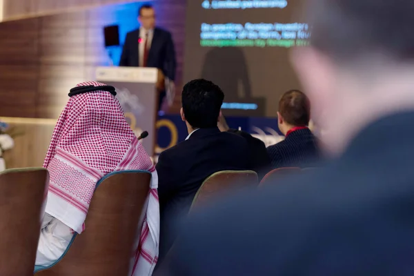 Zakelijke conferentie en presentatie, Arabische zakenman te vertegenwoordigen — Stockfoto