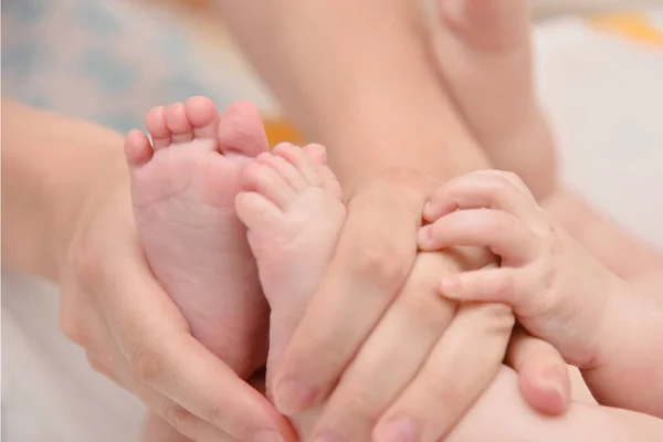 Pretty three months baby girl taking a bath by her mother at home, european child. — Stock Photo, Image