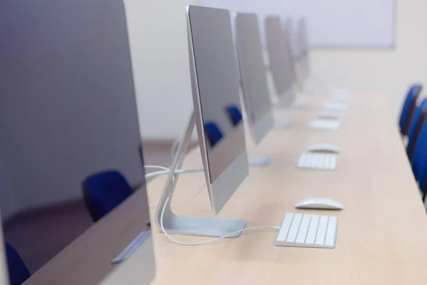 Bureau moderne avec des ordinateurs sur les bureaux. Salle informatique vide dans co — Photo