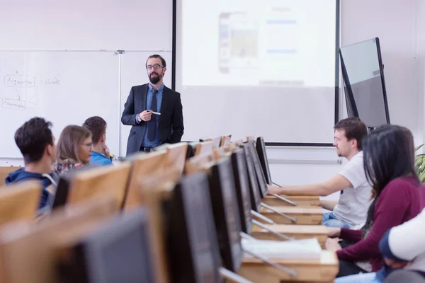 Studentengruppe lernt mit Professor in modernem Klassenzimmer — Stockfoto