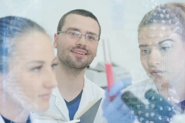 Gruppo di giovani scienziati di laboratorio che lavorano in laboratorio con test tu — Foto Stock