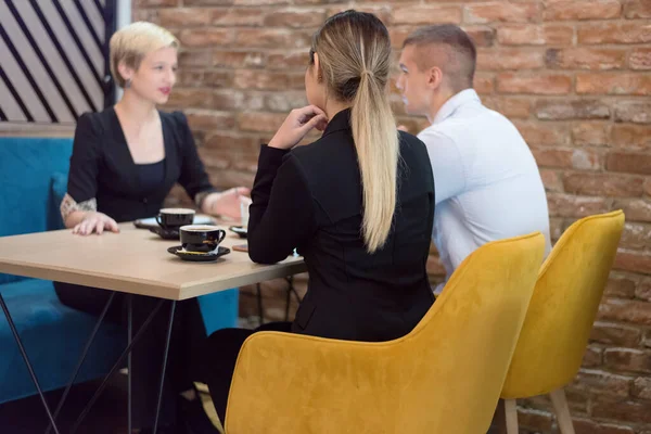 Empresarios multirraciales que trabajan relacionados con la tecnología — Foto de Stock