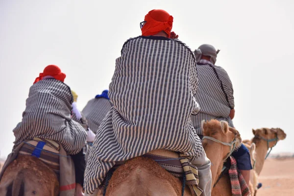 Camels karaván megy a Szahara sivatagban Tunézia, Afrika. Touris — Stock Fotó