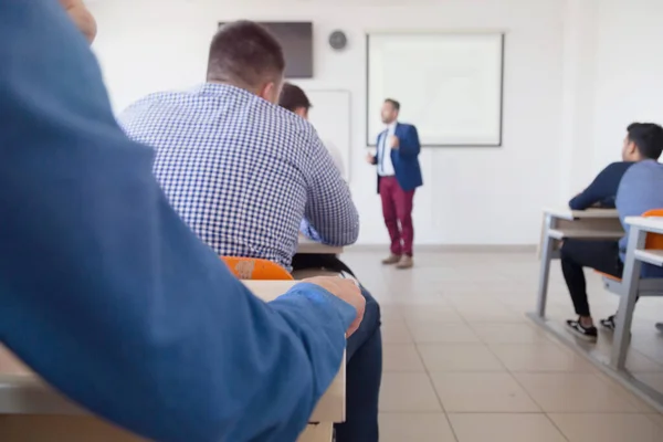 Mužský profesor vysvětlit lekci studentům a komunikovat s nimi — Stock fotografie