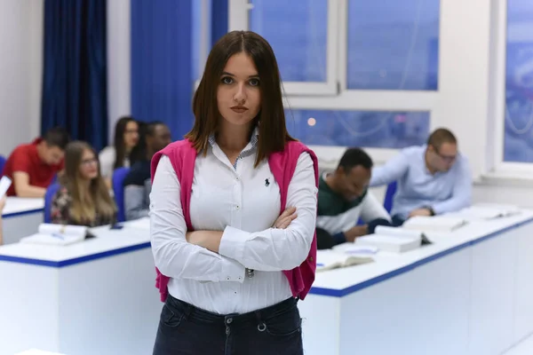 Studenten leven op de campus.Portret van vrouwelijke studenten — Stockfoto