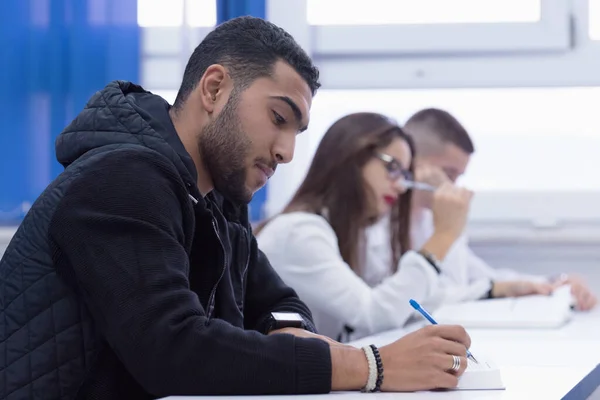 Estudantes universitários durante a aula. Resolver problemas em conjunto — Fotografia de Stock