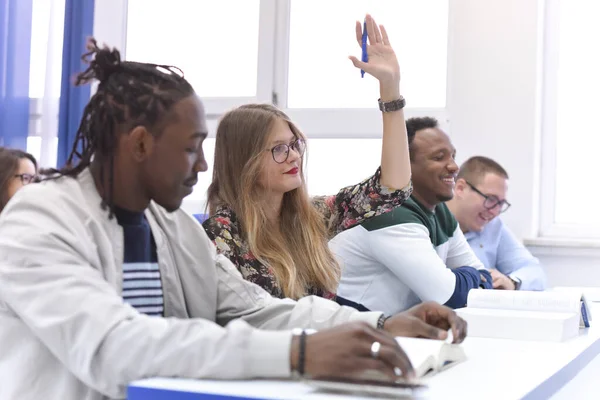 Studenten leven op de campus.Portret van vrouwelijke studenten — Stockfoto