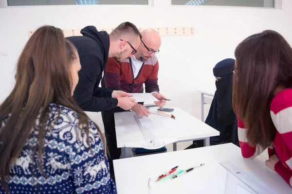 Professore di architettura maschile spiegare lezione di stu multietnico — Foto Stock