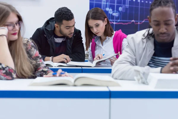 Universiteit gemengd ras Studenten, Afrikaans, Amerikaans en Europees d — Stockfoto