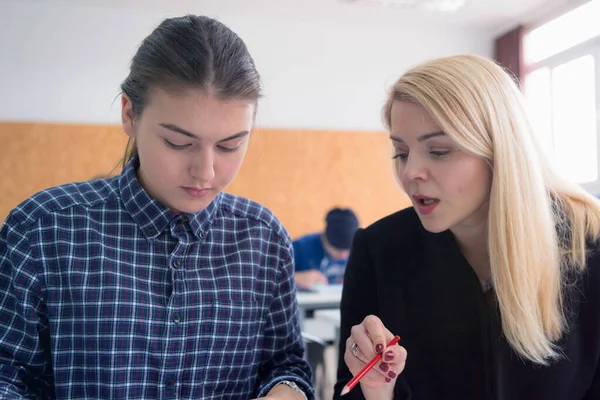 Női építésztanár a munkahelyén. Női professzor magyarázza el ar — Stock Fotó