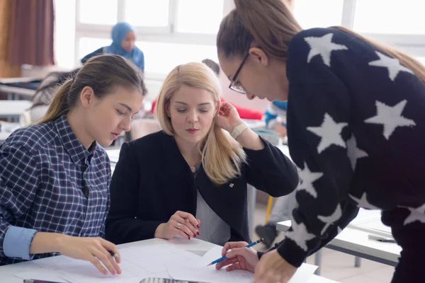 Női építésztanár a munkahelyén. Női professzor magyarázza el ar — Stock Fotó