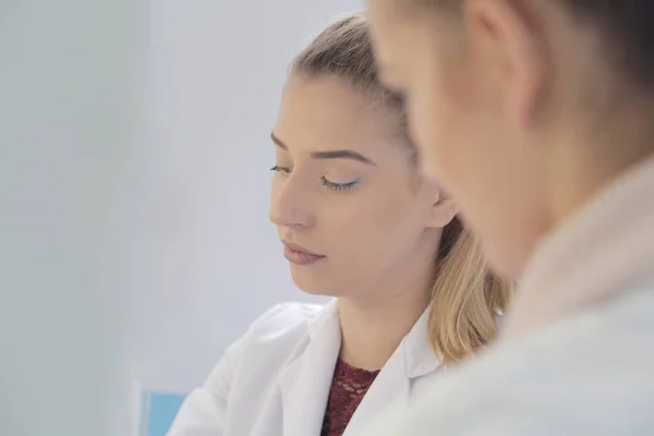 Dos jóvenes científicas de laboratorio trabajando en el laboratorio con la prueba —  Fotos de Stock