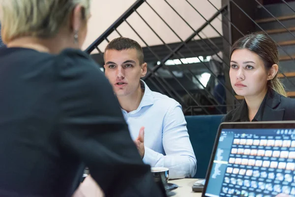 Empresarios multirraciales que trabajan relacionados con la tecnología — Foto de Stock