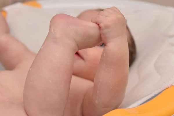 예쁘게 3 개월된 여자 아기가 엄마에게 목욕을 받고 있습니다. 유럽의 아기죠.. — 스톡 사진