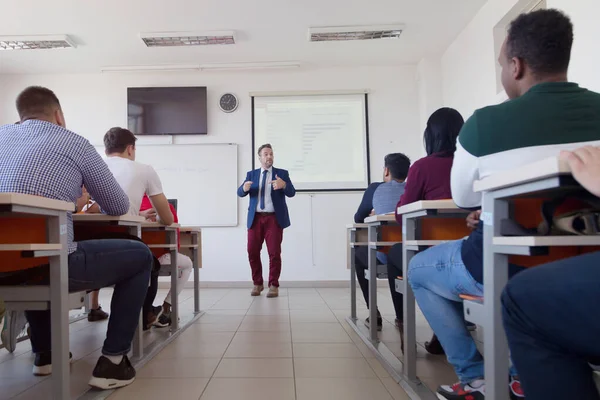 Mężczyzna profesor wyjaśnić lekcję dla studentów i interakcji z nimi — Zdjęcie stockowe