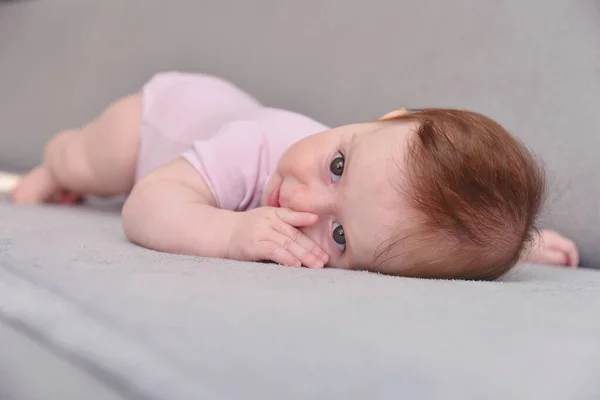 Feliz bebé de tres meses sobre fondo blanco. Niña mintiendo —  Fotos de Stock