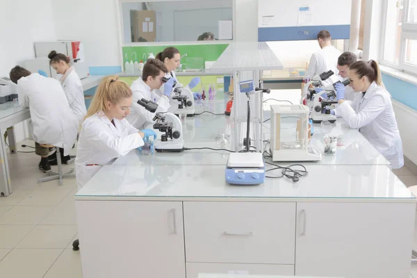 Fiatal Laboratóriumi tudósok csoportja, akik a laborban dolgoznak — Stock Fotó