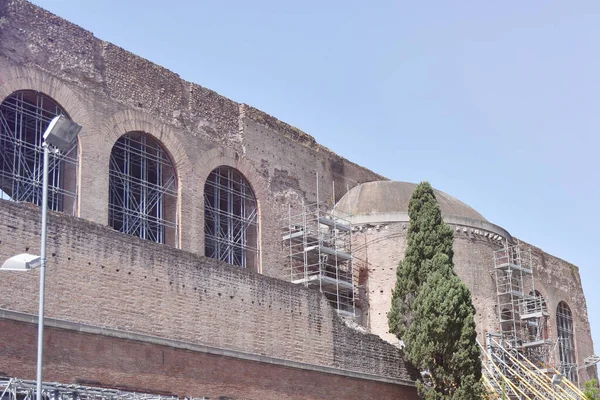 Roma, İtalya - Haziran 2019 - Roma'da Kolezyum. Kolezyum m