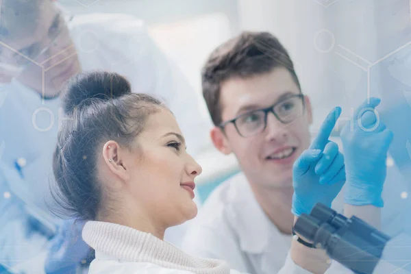 Gruppo di giovani scienziati di laboratorio che lavorano in laboratorio con test tu — Foto Stock