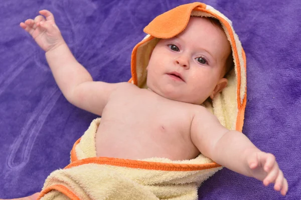 Hübsches drei Monate altes Mädchen, das von seiner Mutter zu Hause gebadet wird, europäisches Kind. — Stockfoto