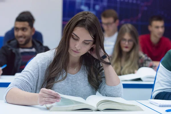 University Students during the class. Resolving problems togethe — Stock Photo, Image