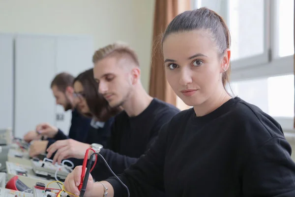 Grupa młodych studentów w technicznym szkoleniu zawodowym z — Zdjęcie stockowe