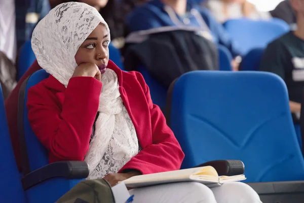 Hermosa hembra afro hijab musulmán estudiante escuchar cuidadosamente dur —  Fotos de Stock