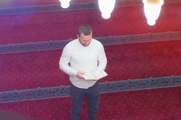 Religioso musulmán rezando dentro de la hermosa mezquita grande. St. — Foto de Stock