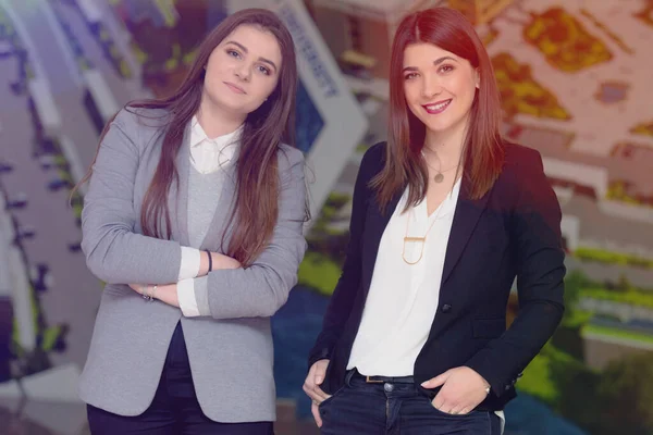 Deux jeunes femmes entrepreneurs prospères debout dans le hall et — Photo