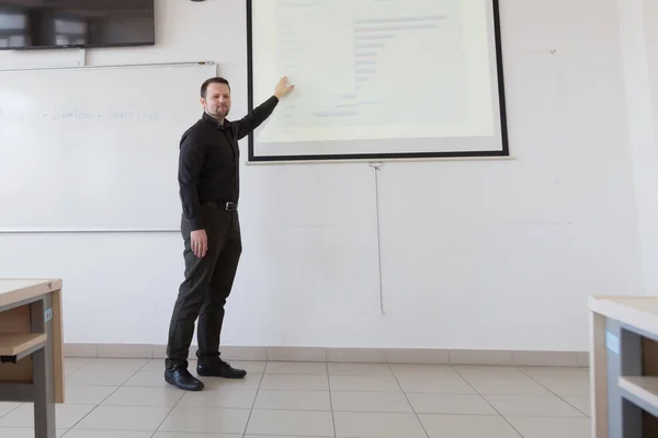 Manlig professor förklara lektion för studenter och interagera med dem — Stockfoto