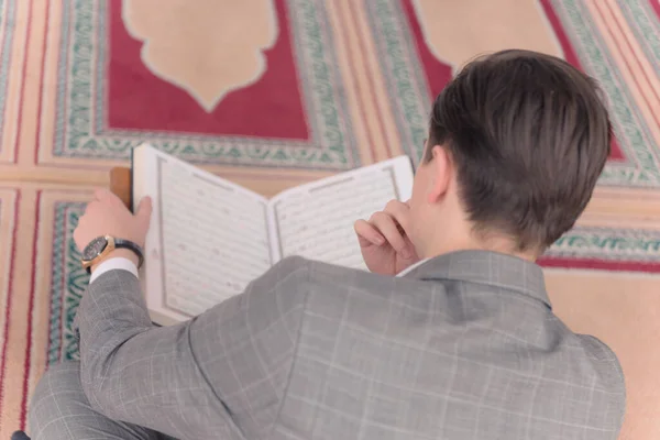 Religious young hafiz muslim man praying inside the mosque and r — Stock Photo, Image