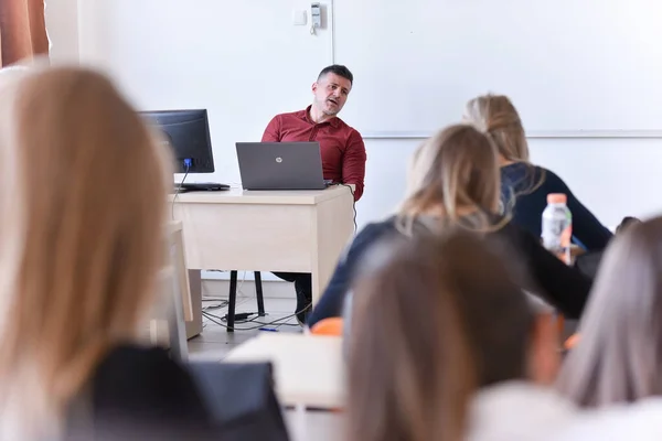 Mężczyzna profesor wyjaśnić lekcję dla studentów i interakcji z nimi — Zdjęcie stockowe