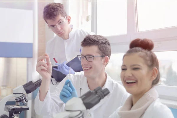 Grupa młodych naukowców laboratoryjnych pracujących w laboratorium z testem tu — Zdjęcie stockowe