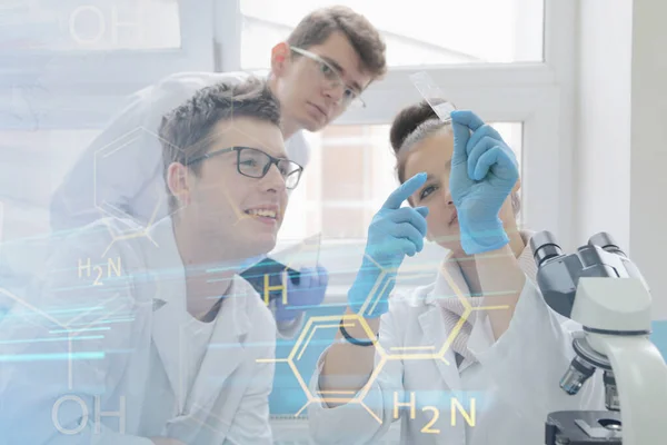 Groupe de jeunes scientifiques de laboratoire travaillant au laboratoire avec test tu — Photo