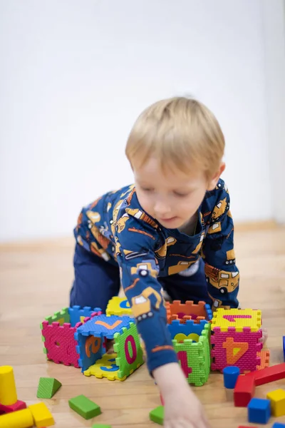 Niño preescolar jugando con bloques de juguetes coloridos. Niño jugando —  Fotos de Stock