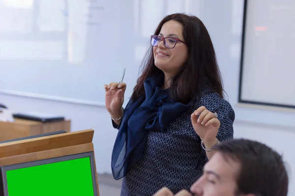 Profesorka vysvětlit studentům a komunikovat s nimi v t — Stock fotografie