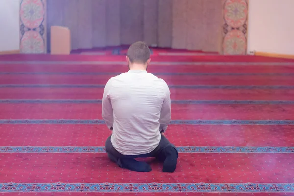 Молодий релігійний європейський мусульманин молиться всередині прекрасного — стокове фото