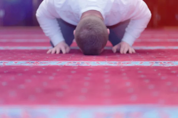 Νεαρός θρήσκος Ευρωπαίος μουσουλμάνος προσεύχεται μέσα στο όμορφο — Φωτογραφία Αρχείου